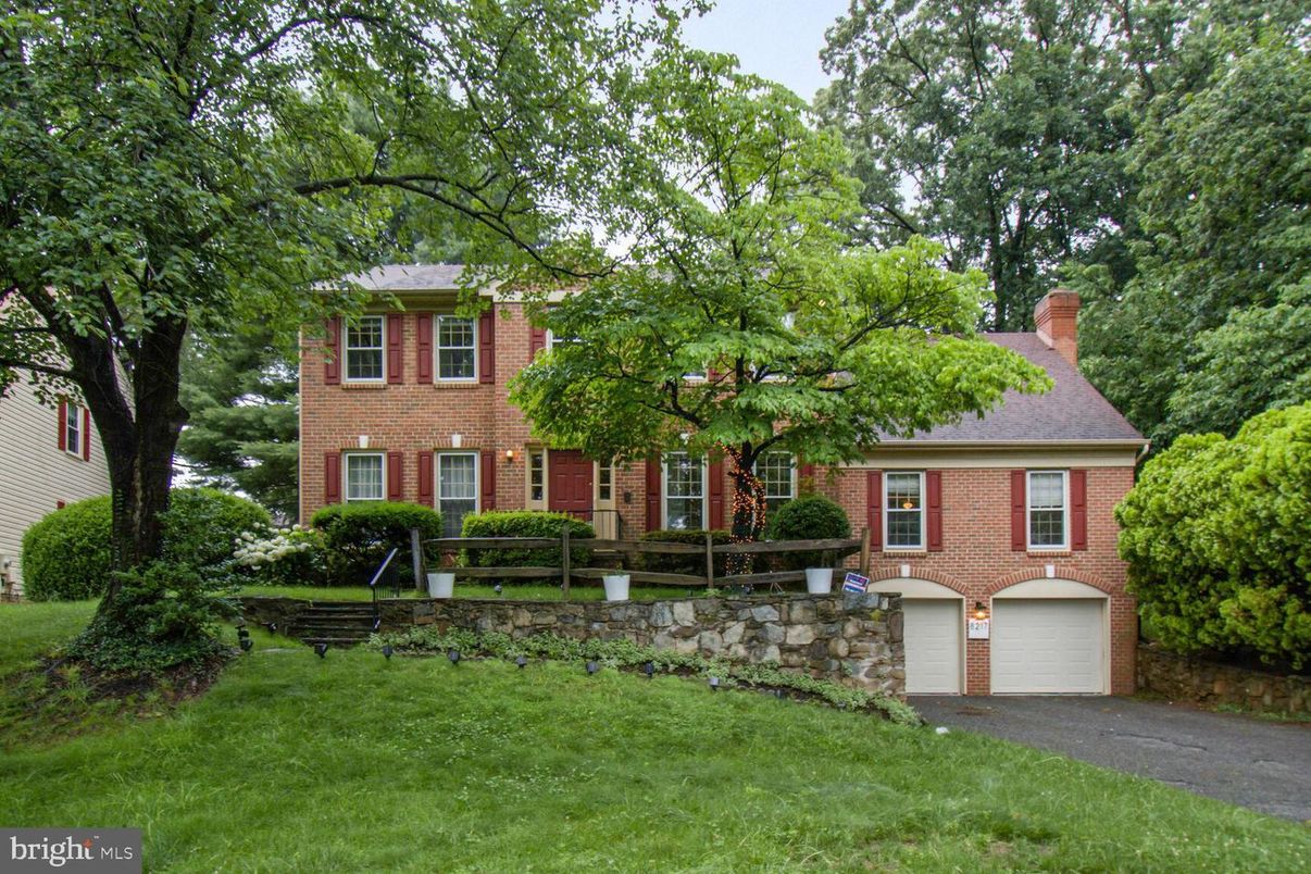 Attached, Exterior, Facade, Brick Facade, Georgian