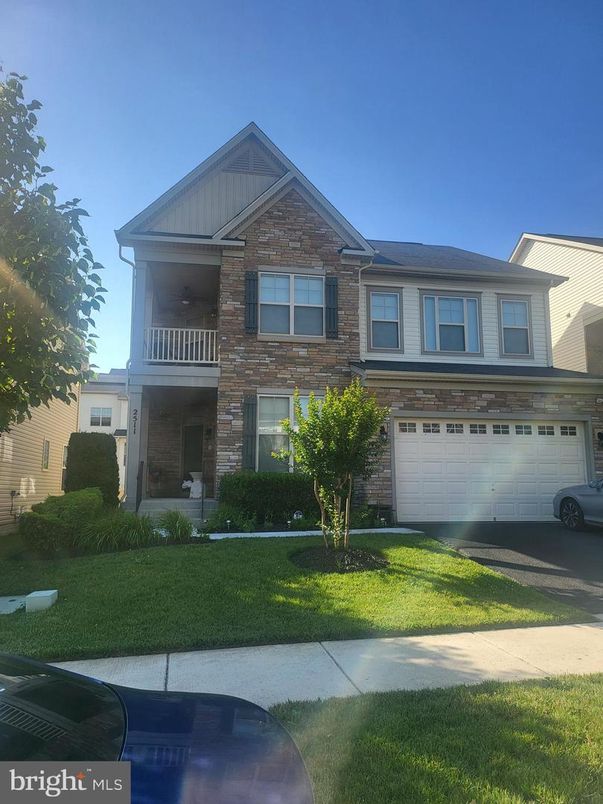 Attached, Exterior, Facade, American Craftsman