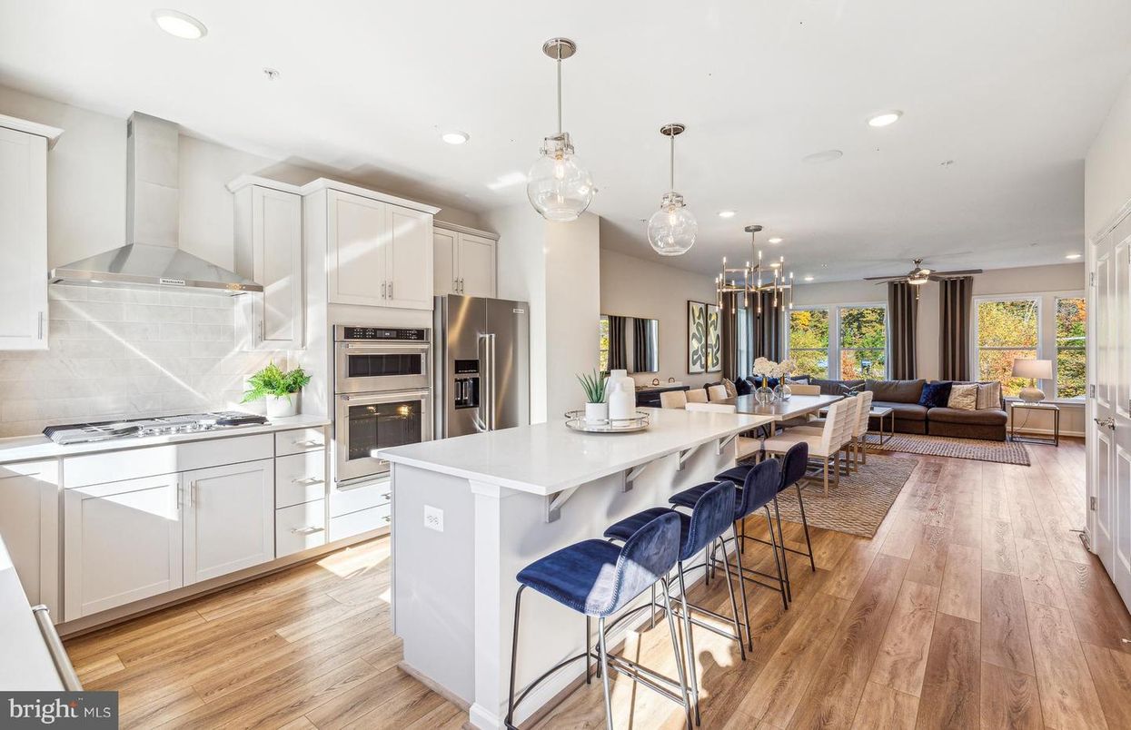 Dining room, Interior, Kitchen, Living room, Pendant Lights, Recessed Lighting, Stainless Steel Appliances, Wood Texture Flooring