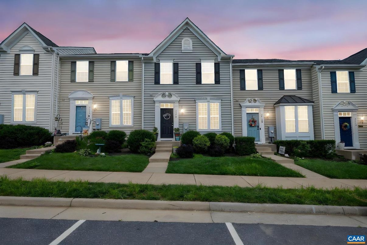 Exterior, Facade, Rowhouse