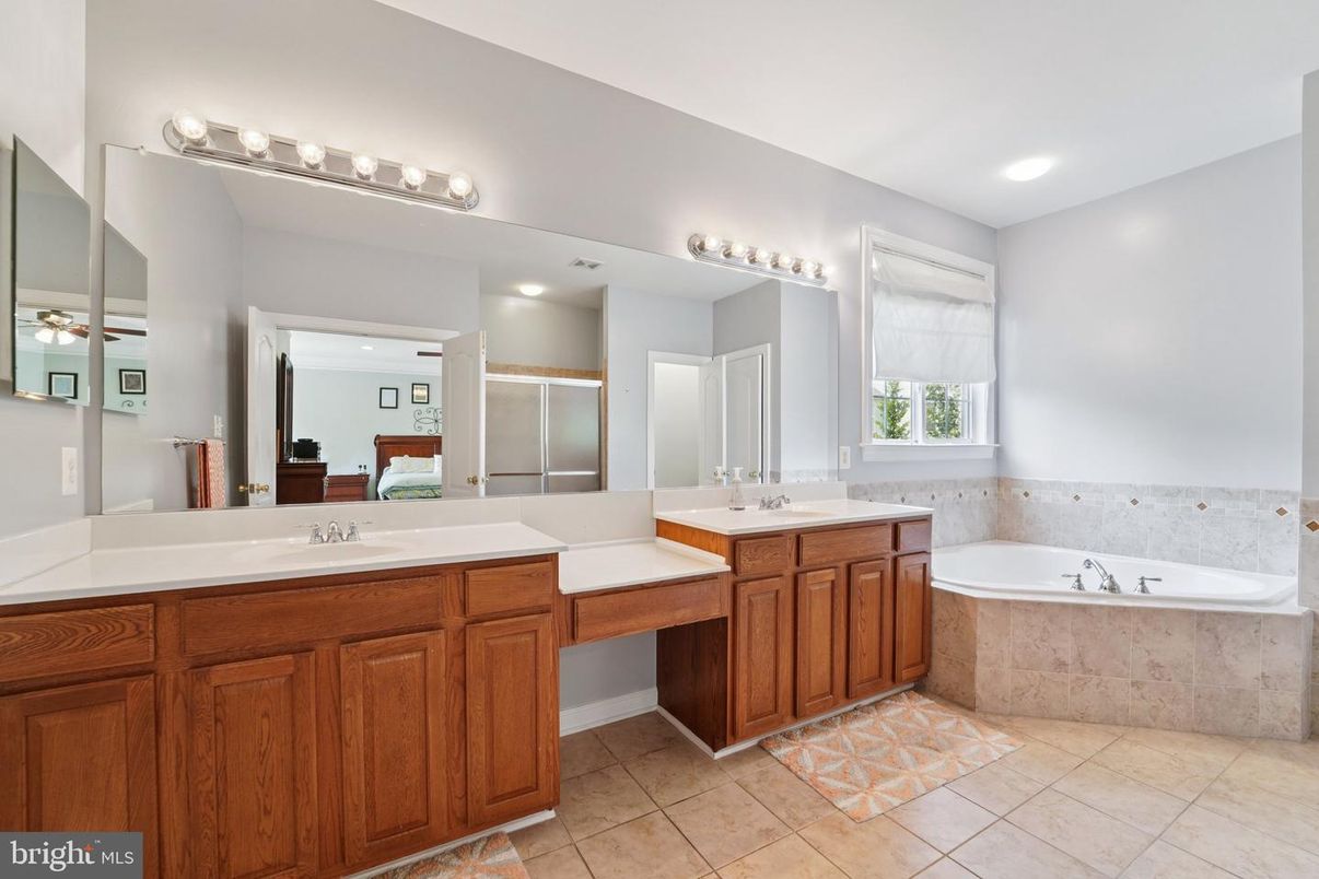 Bathroom, Dual Sink Vanities, Interior, Recessed Lighting