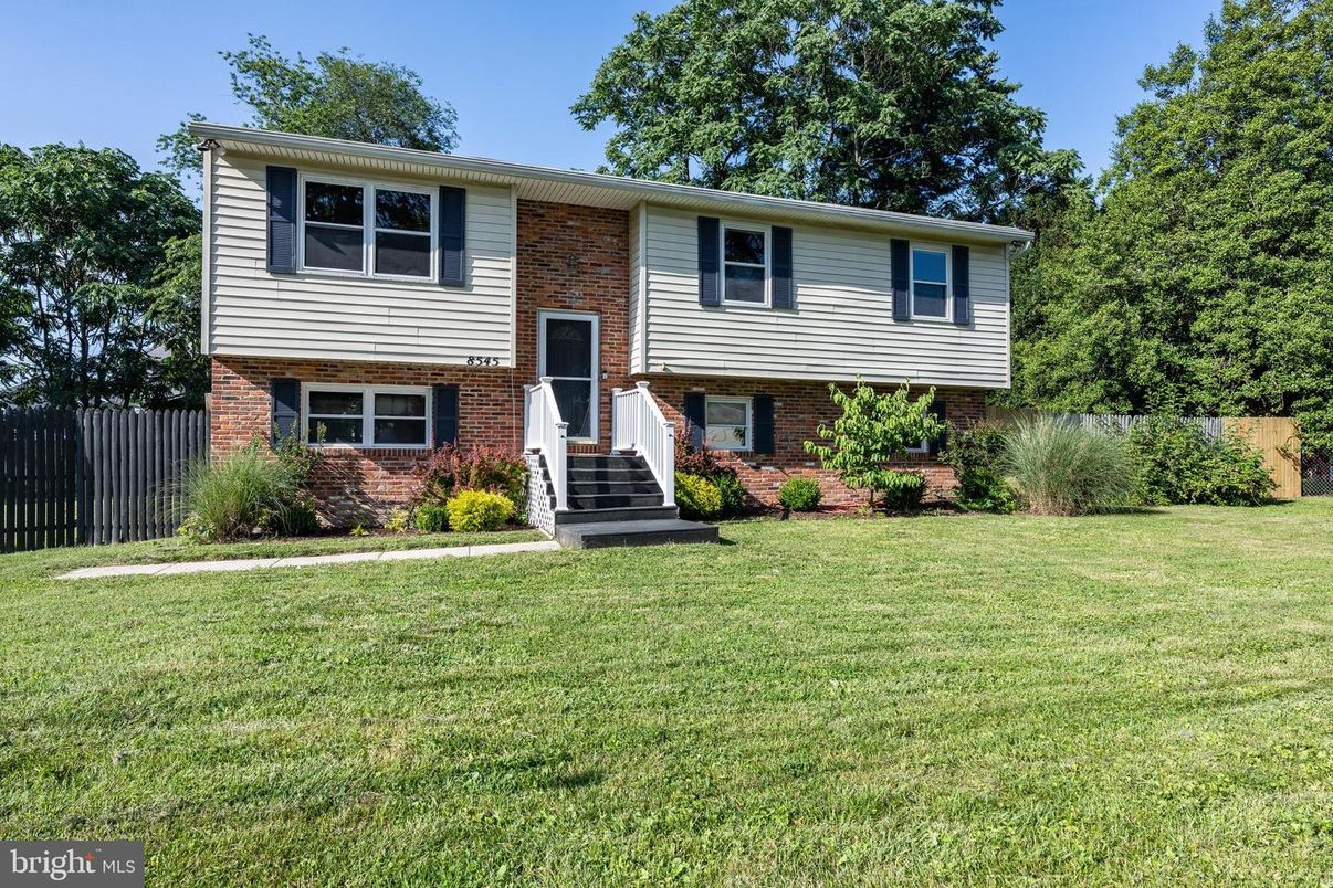 Exterior, Facade, Brick Facade, Raised Ranch