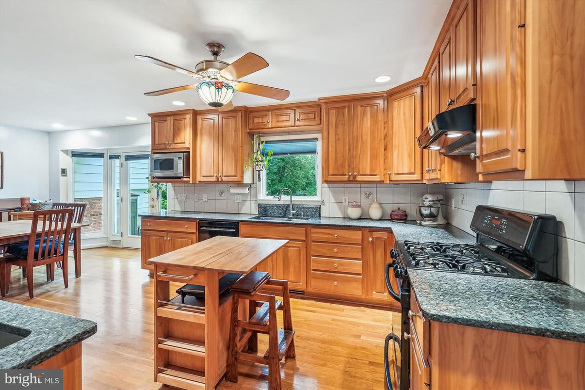 Dining room, Interior, Kitchen, Recessed Lighting, Wood Texture Flooring