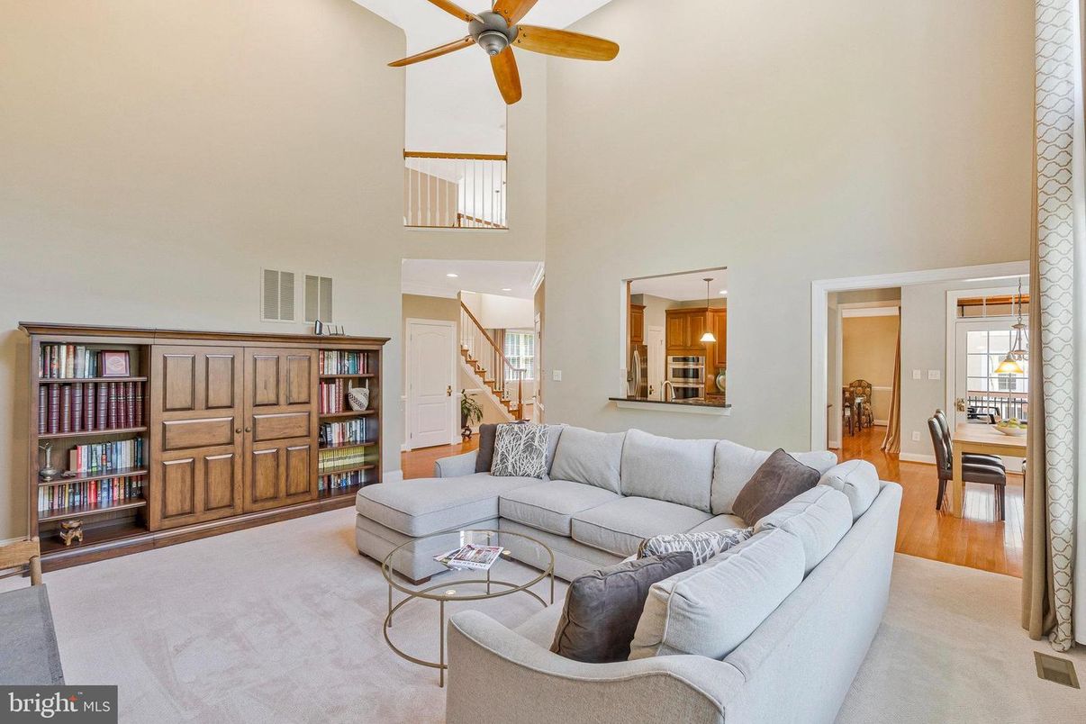 Dining room, Interior, Living room, Pendant Lights, Recessed Lighting, Wood Texture Flooring