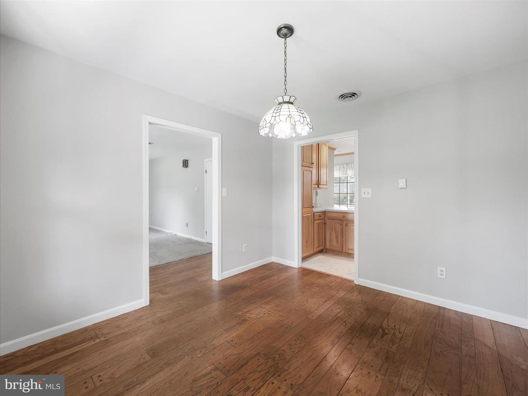 Empty room, Interior, Pendant Lights, Wood Texture Flooring