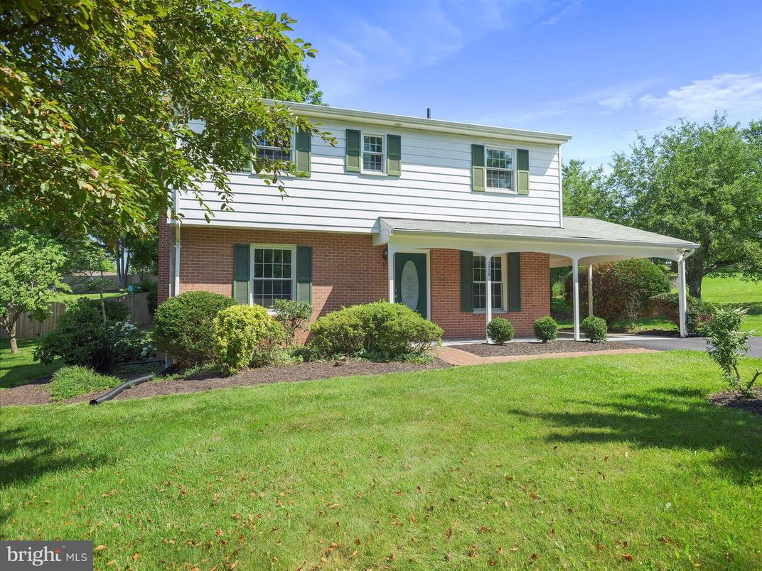 Exterior, Facade, Brick Facade, Split Level