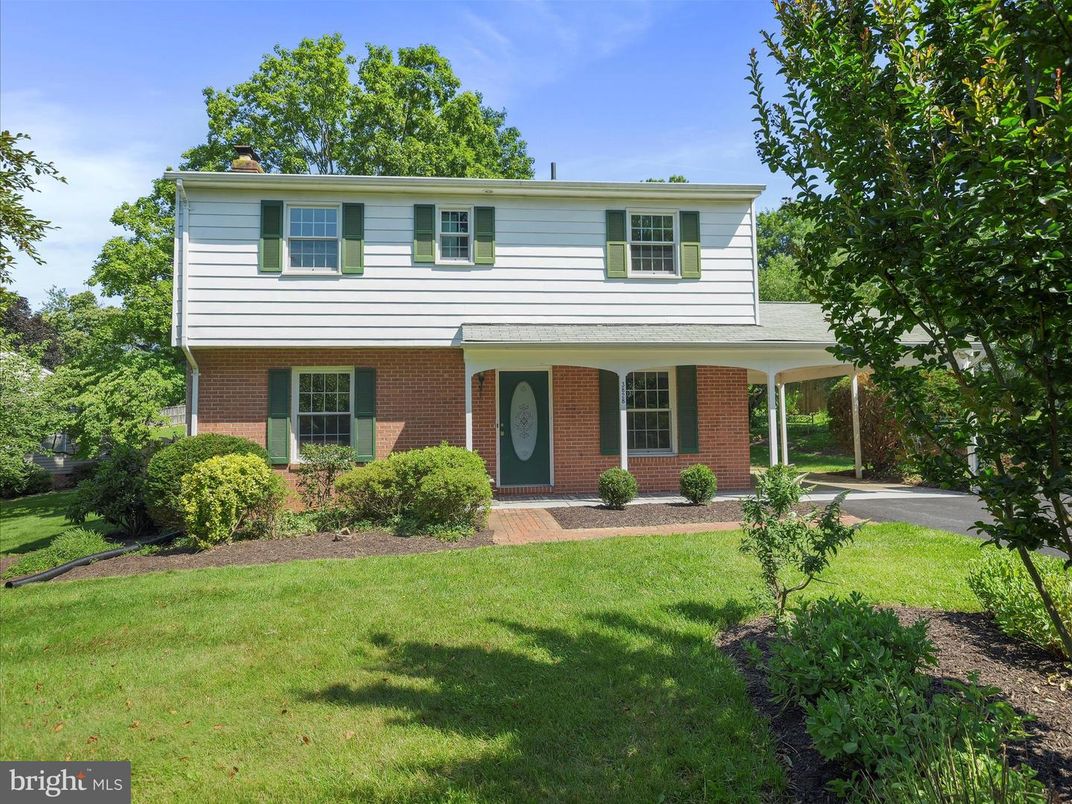 Exterior, Facade, Brick Facade, Split Level
