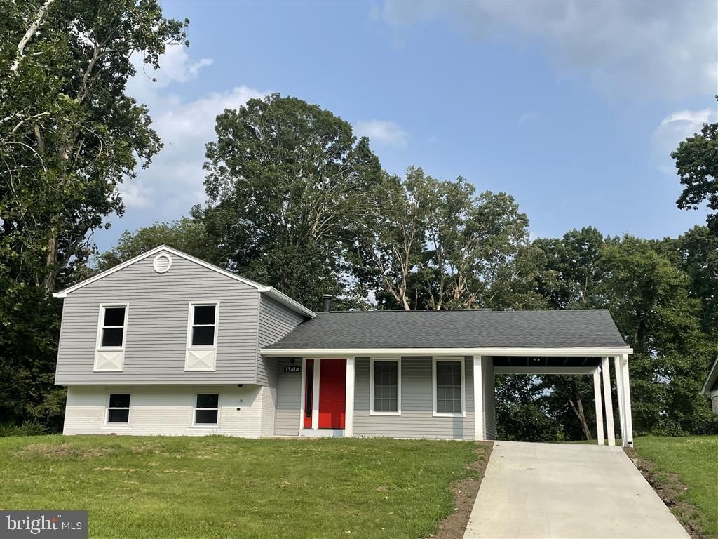 Backyard, Exterior, Facade, Split Level