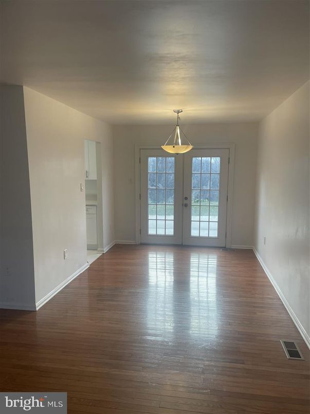 Empty room, Interior, Pendant Lights, Wood Texture Flooring
