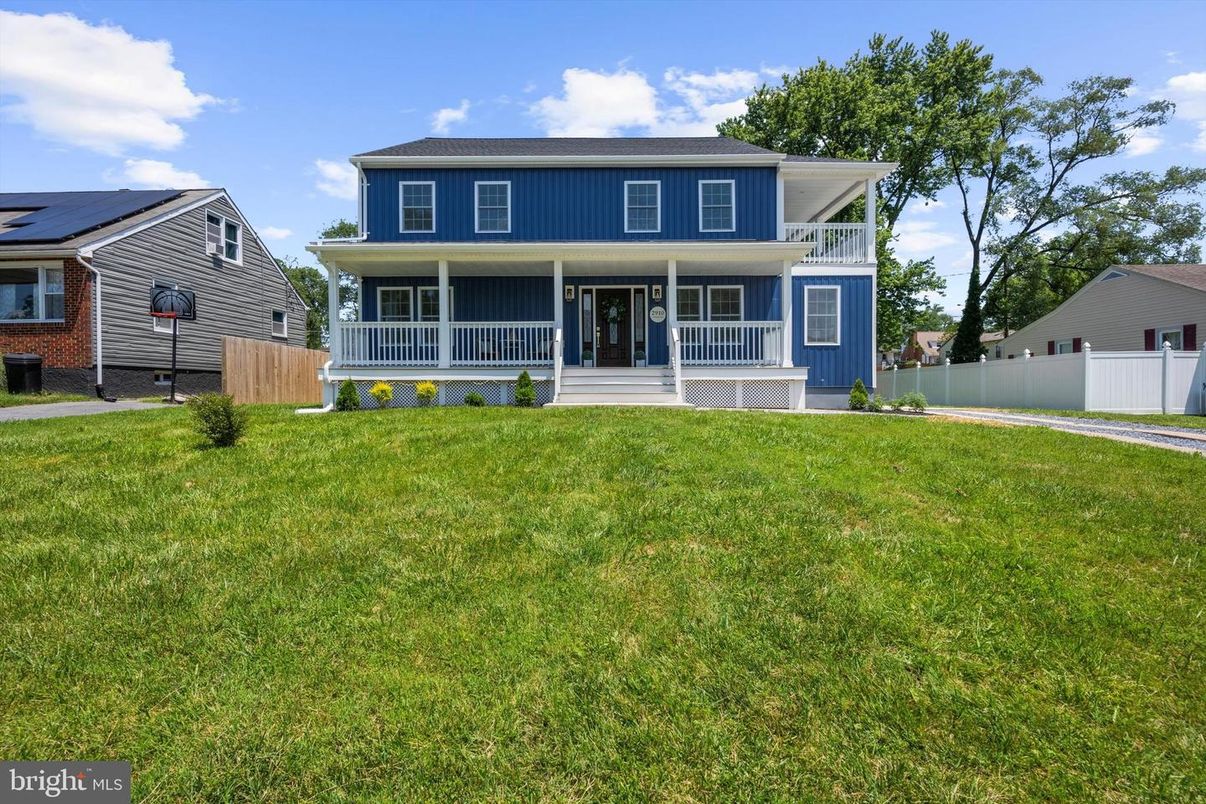 Backyard, Exterior, Facade, Solar Panels, American Foursquare
