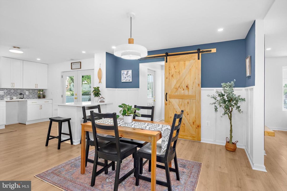 Dining room, Interior, Kitchen, Pendant Lights, Recessed Lighting, Wood Texture Flooring