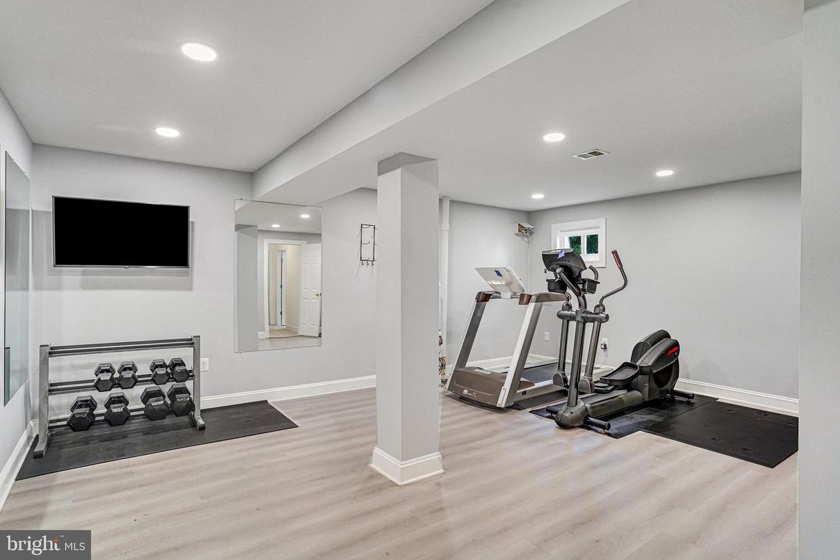 Fitness Equipment, Interior, Recessed Lighting, Wood Texture Flooring