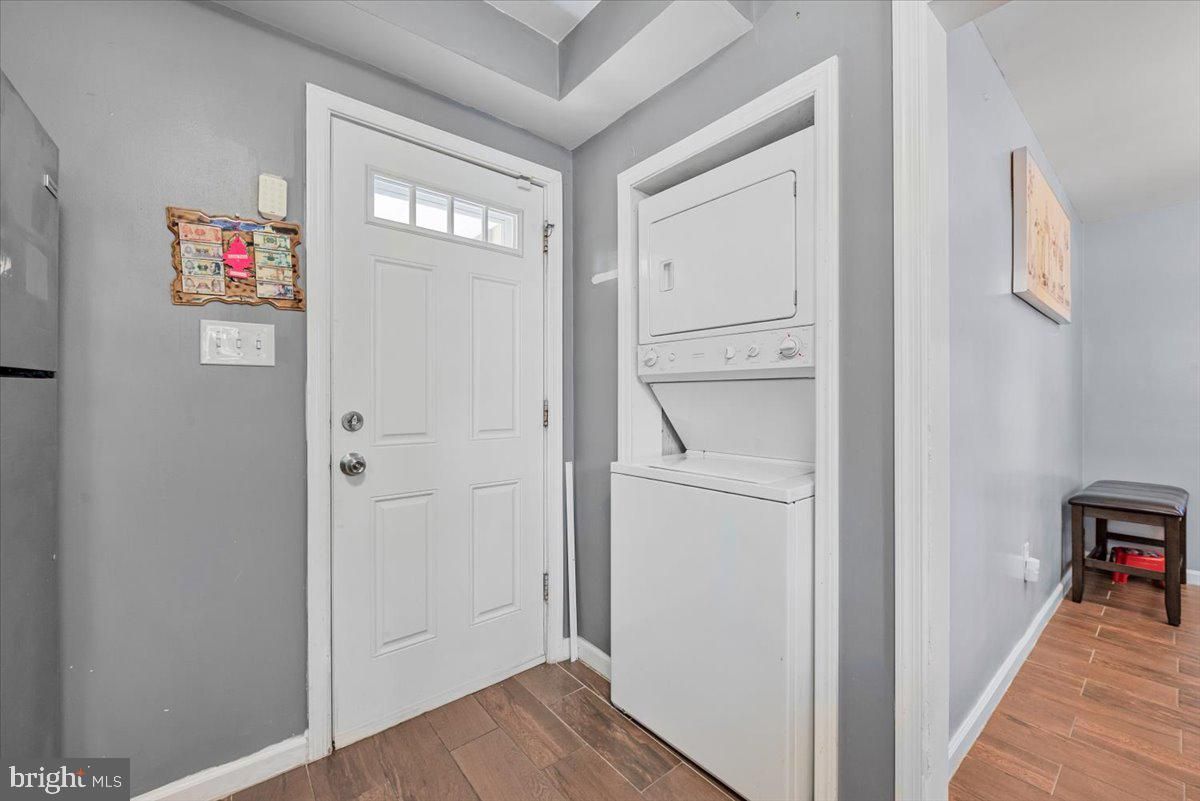 Interior, Utility Closets, Washer, Wood Texture Flooring