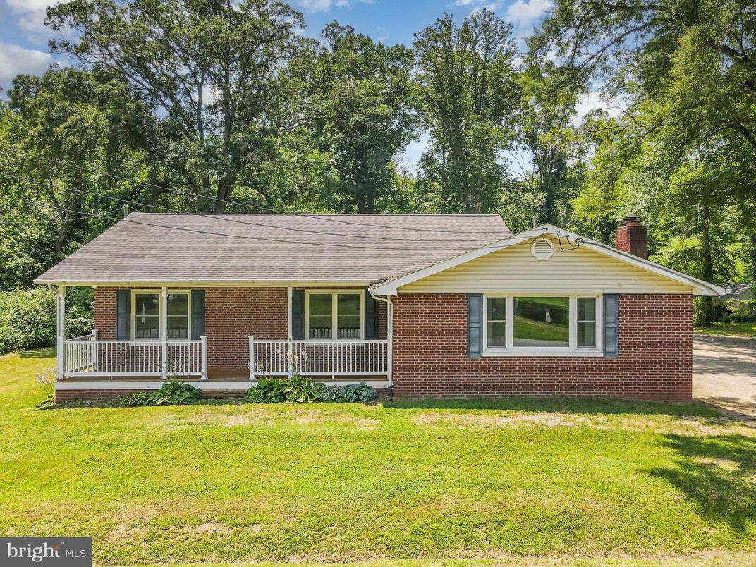 Exterior, Facade, Brick Facade, Ranch