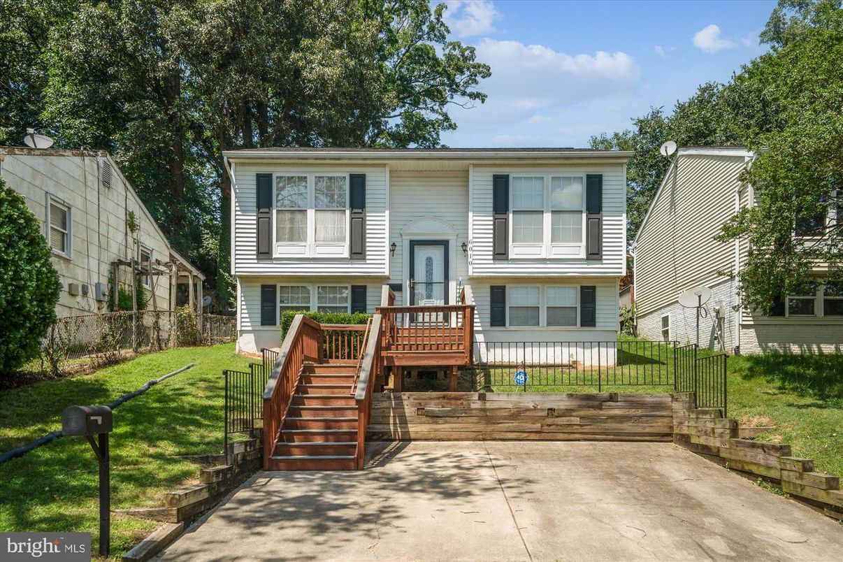 Exterior, Facade, Raised Ranch