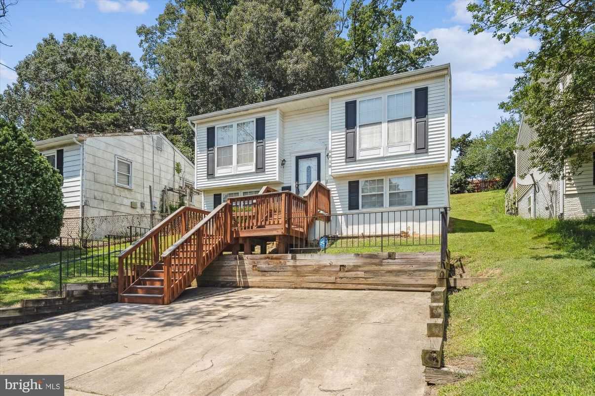 Backyard, Exterior, Facade, Raised Ranch