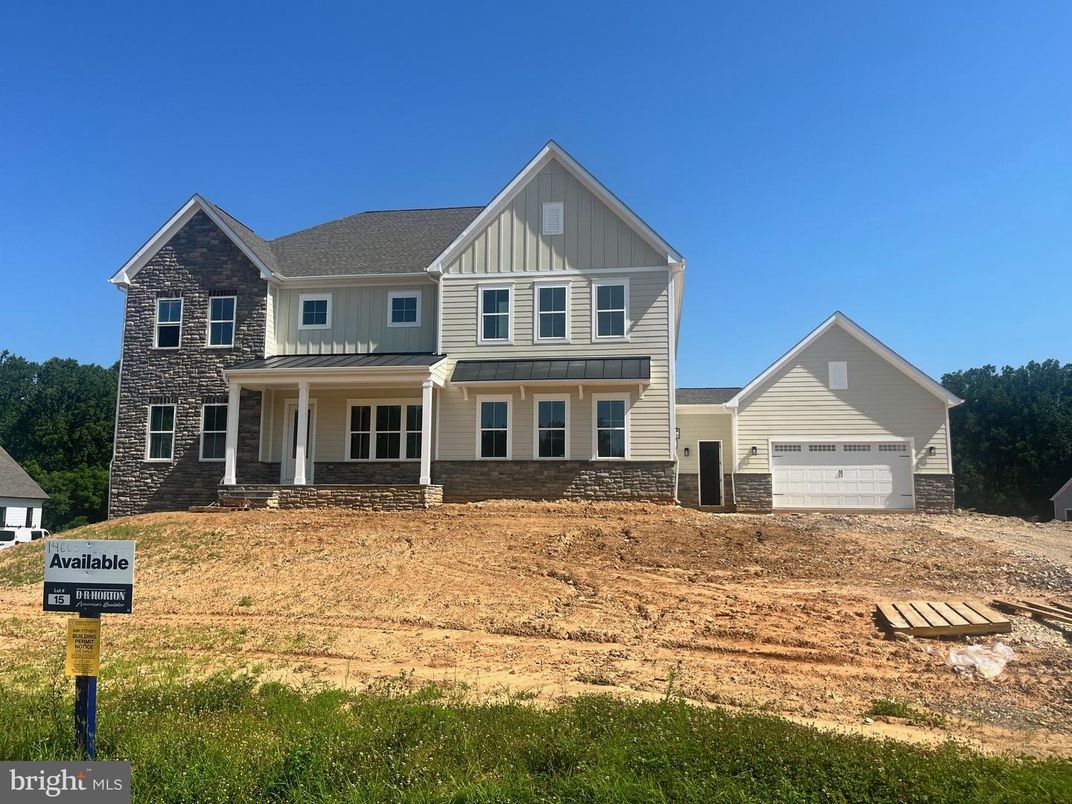 Attached, Exterior, Facade, Farmhouse
