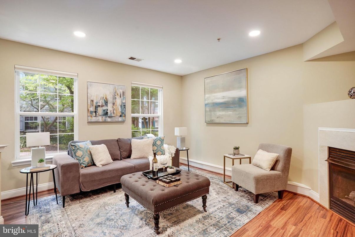 Interior, Living room, Recessed Lighting, Wood Texture Flooring