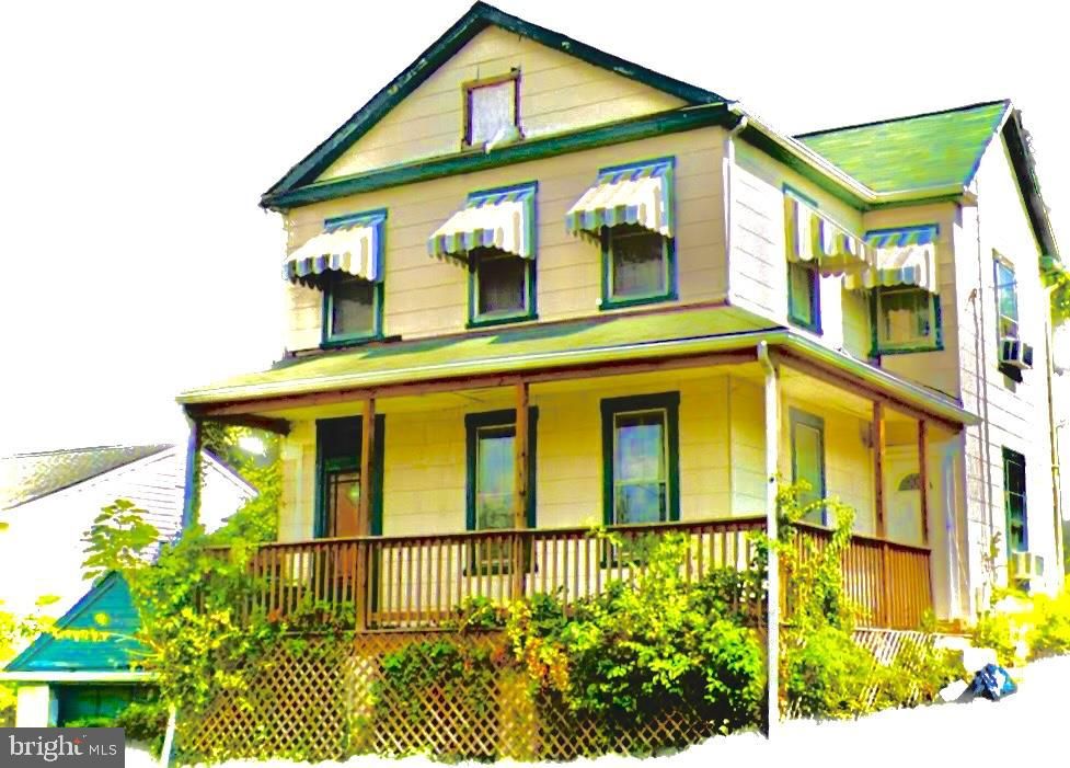 Exterior, Facade, Queen Anne Victorian