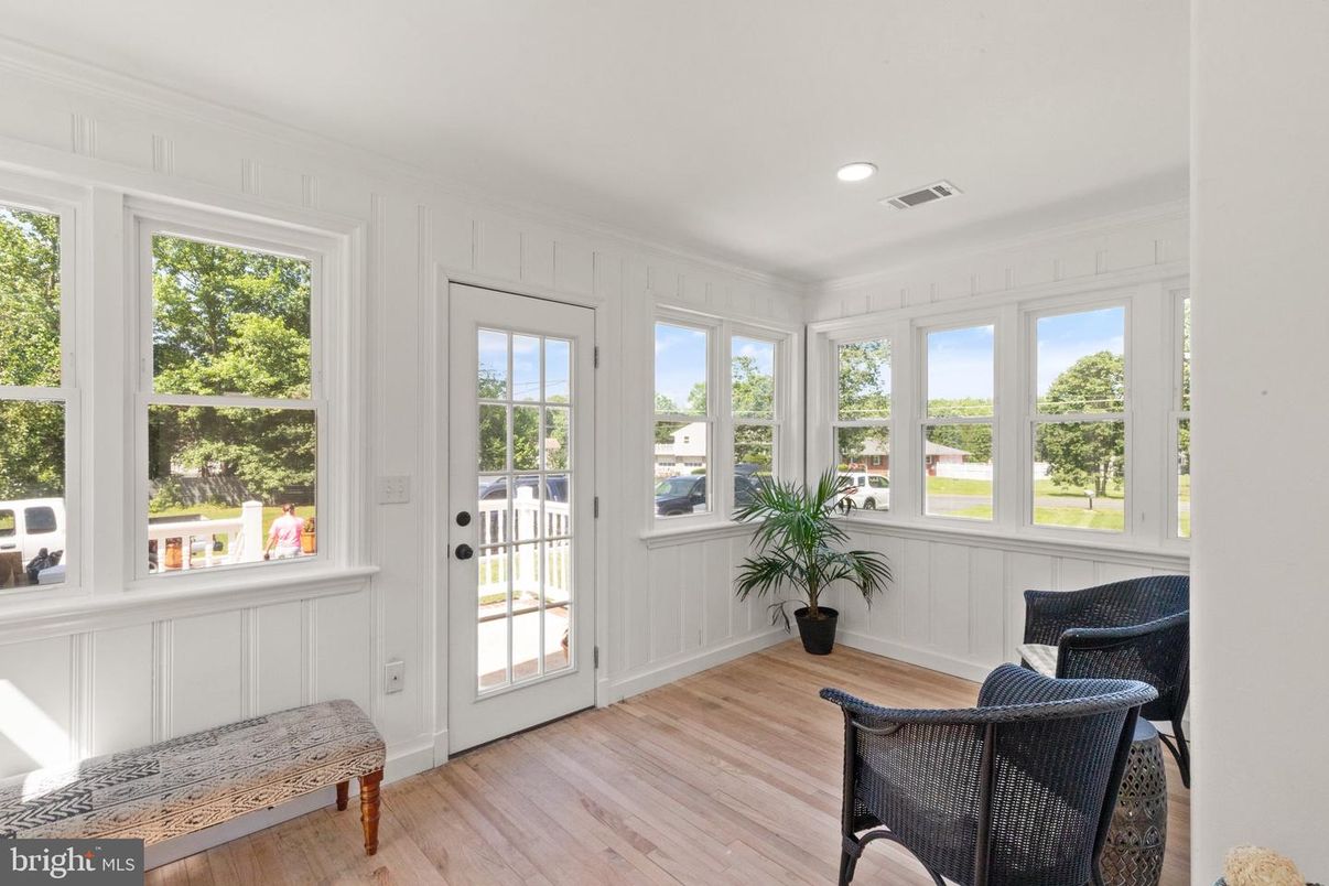 Interior, Recessed Lighting, Sun Room, Wood Texture Flooring
