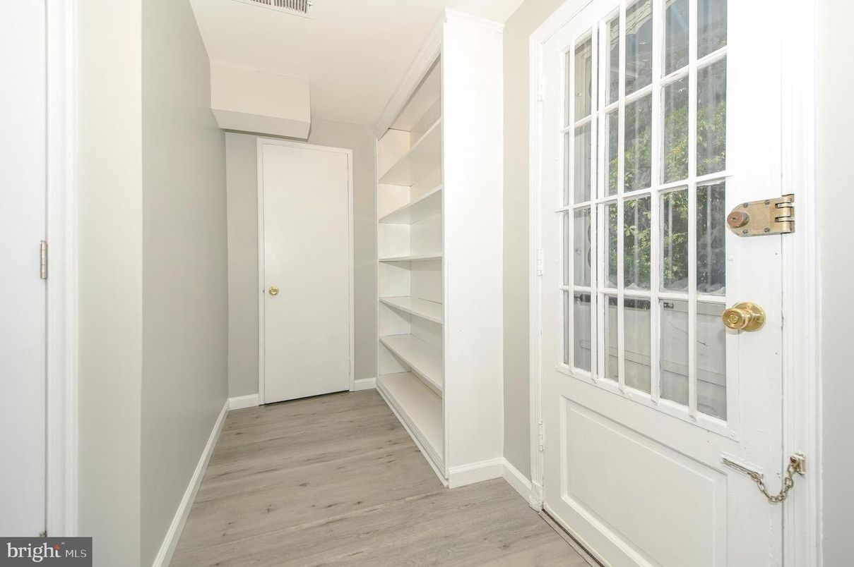 Interior, Walk-in Closets, Wood Texture Flooring