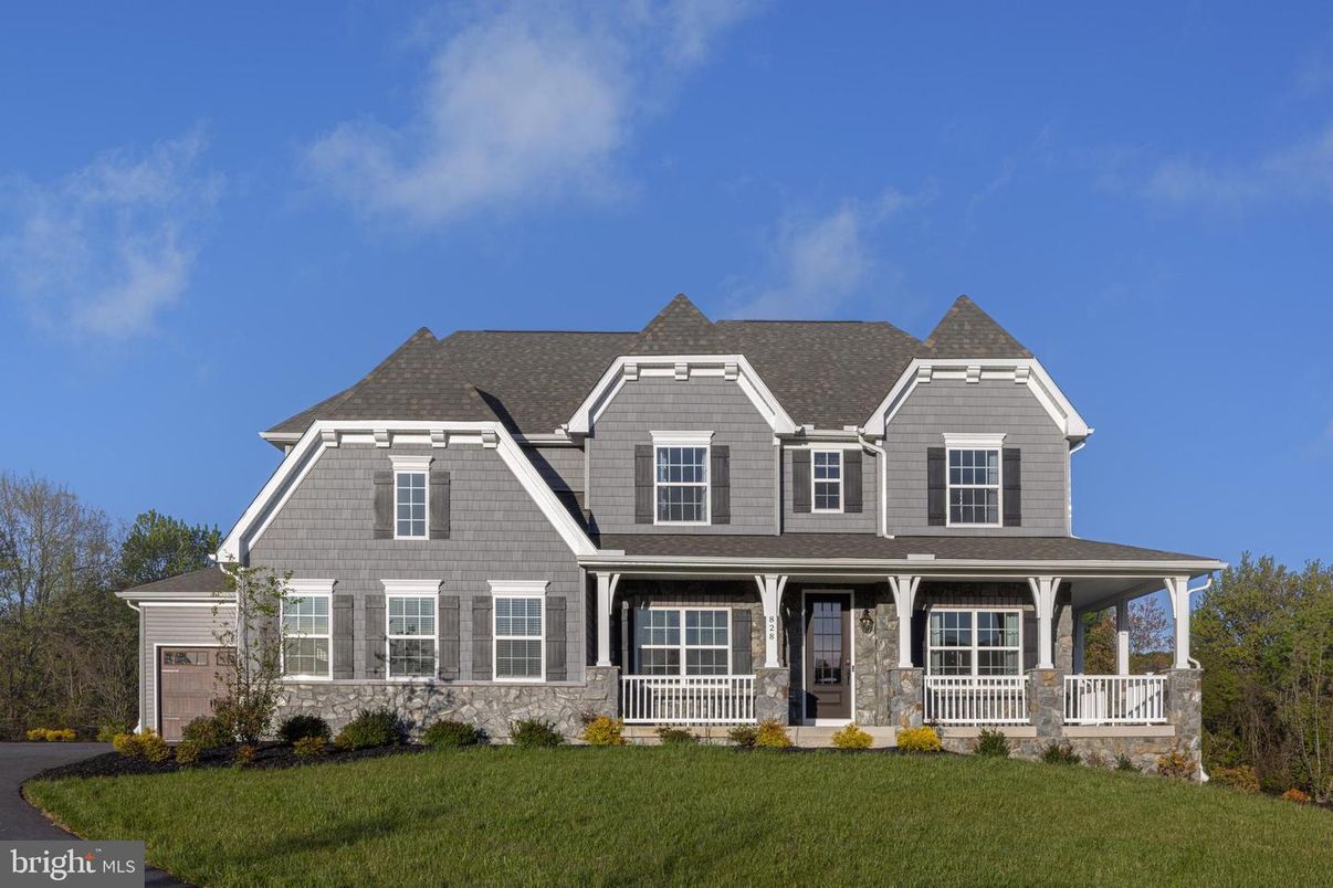 Attached, Exterior, Facade, Farmhouse