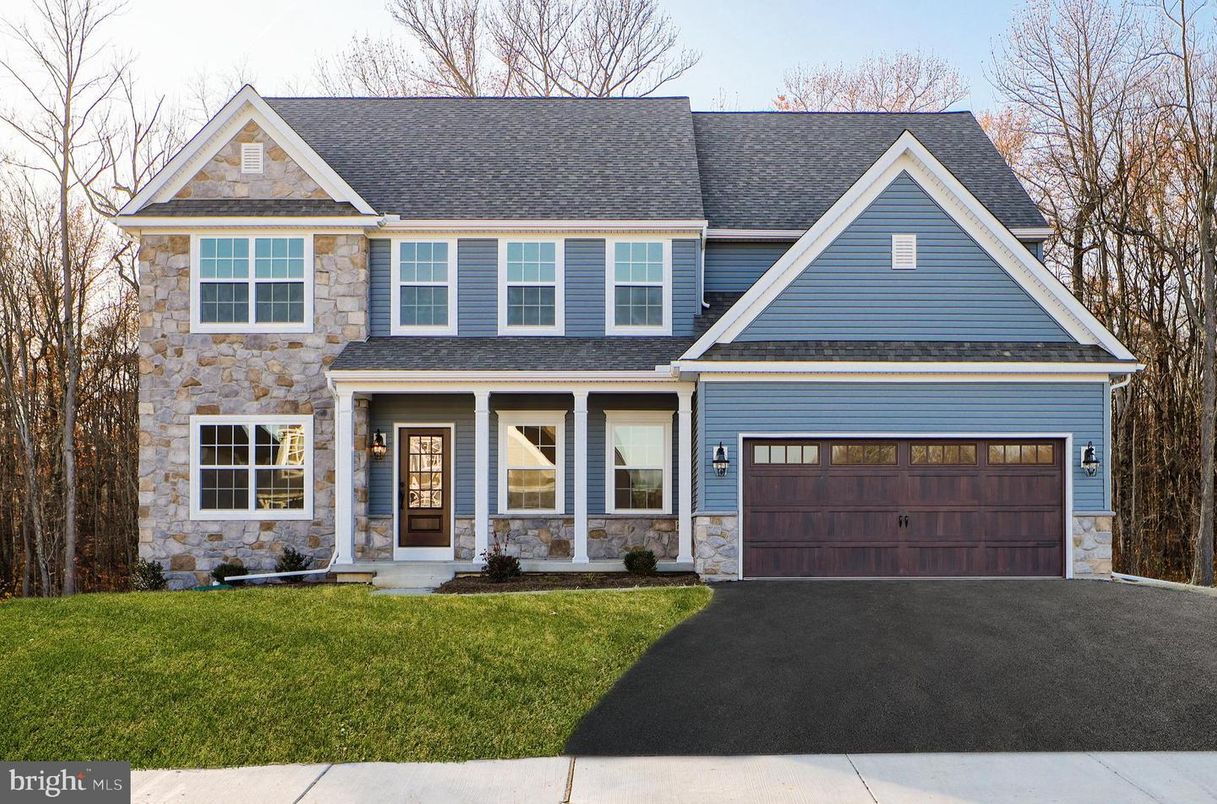 Attached, Exterior, Facade, Farmhouse