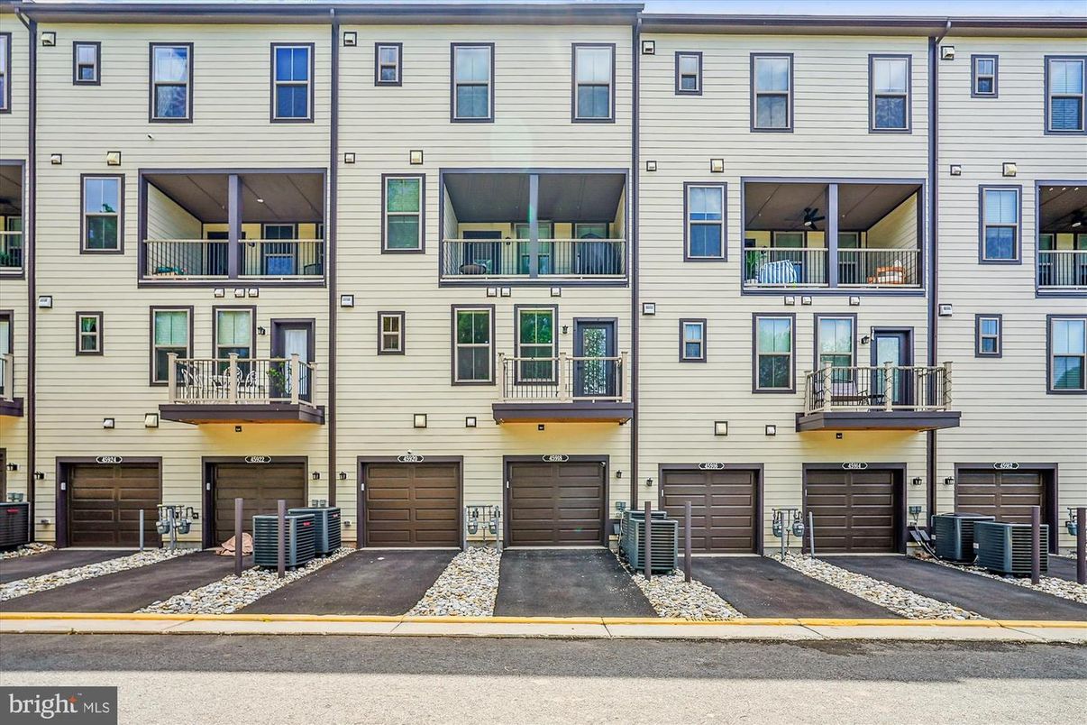 Attached, Exterior, Facade, Rowhouse