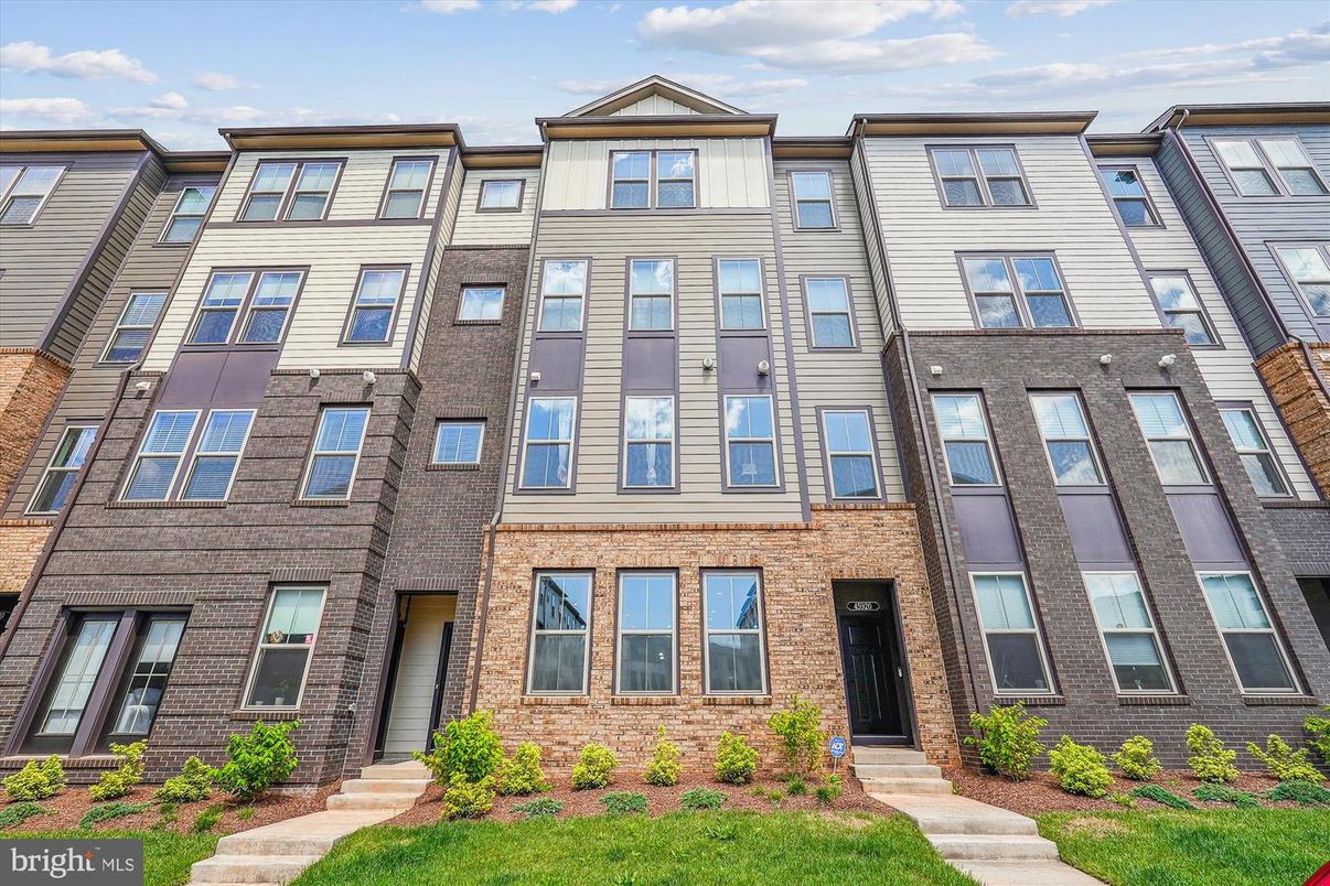 Exterior, Facade, Brick Facade, Rowhouse