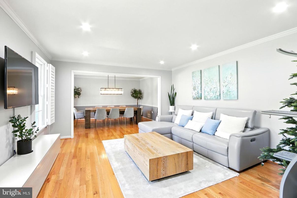 Dining room, Interior, Living room, Pendant Lights, Recessed Lighting, Wood Texture Flooring