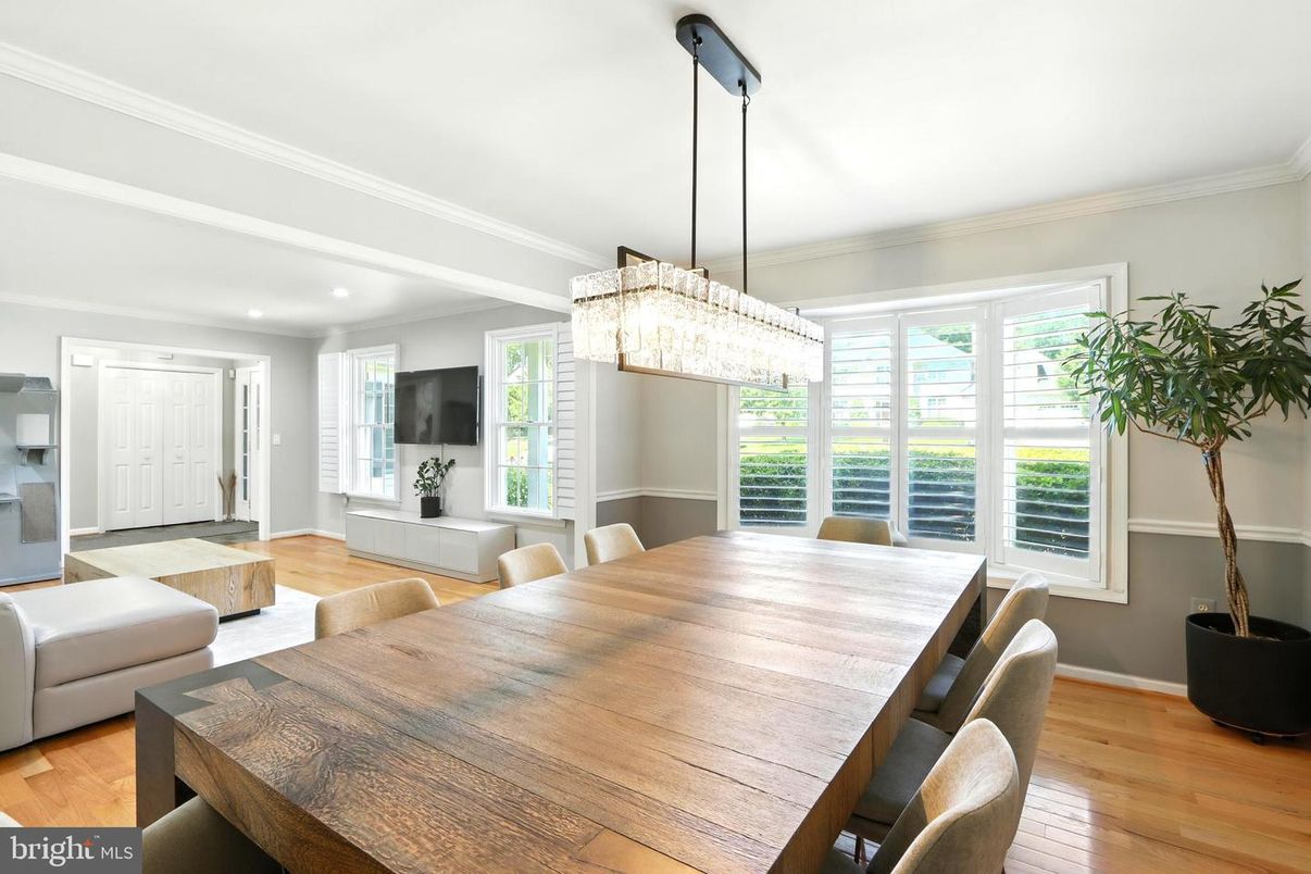 Chandelier, Dining room, Interior, Living room, Recessed Lighting, Wood Texture Flooring