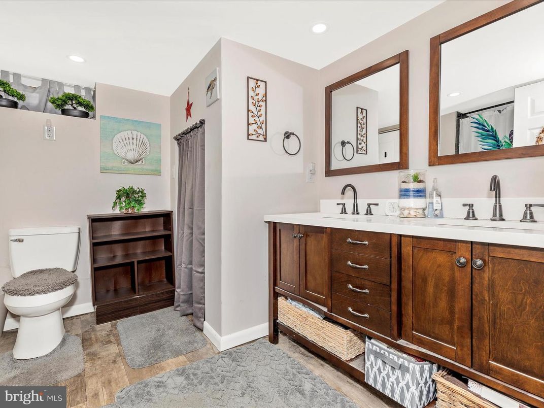 Bathroom, Dual Sink Vanities, Interior, Recessed Lighting