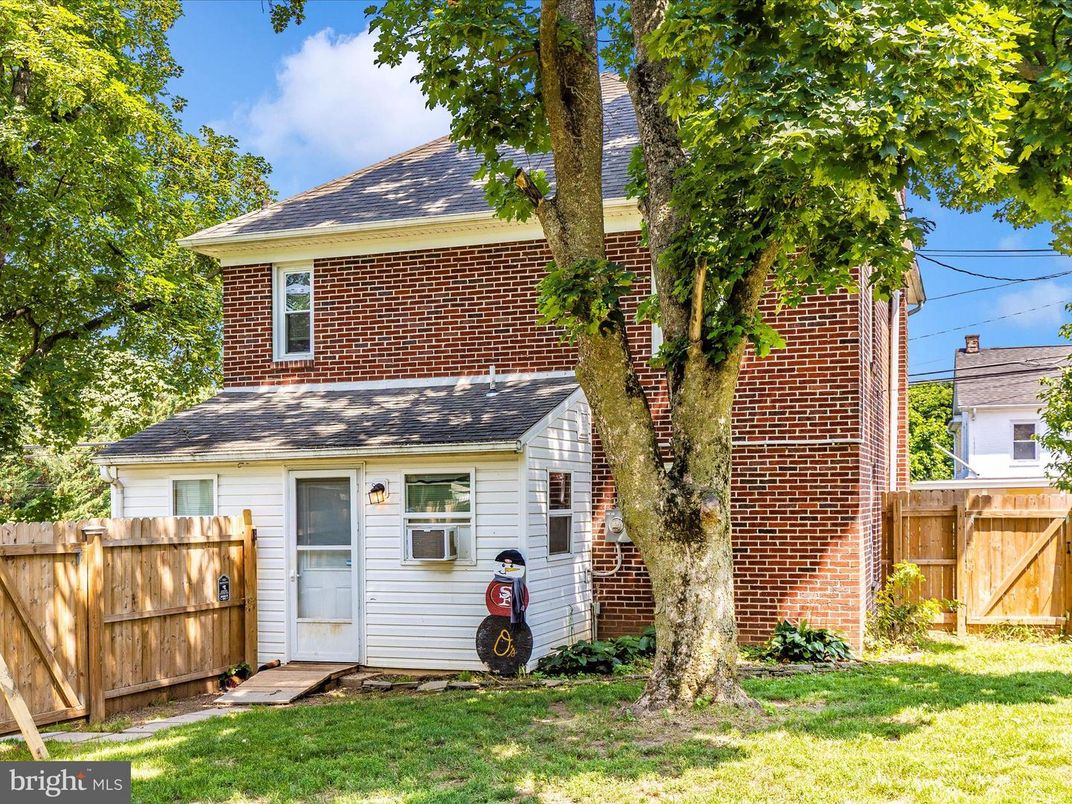 Exterior, Facade, Brick Facade, Cape Cod