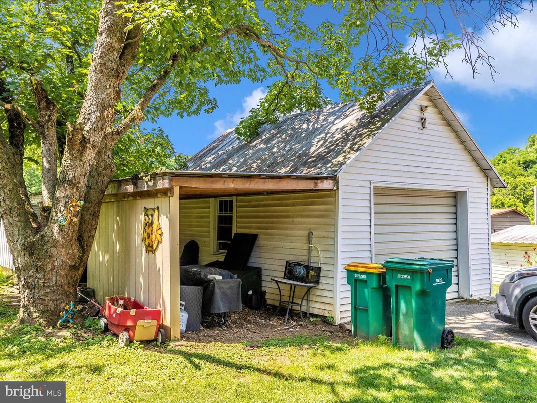 Detached Garage, Exterior