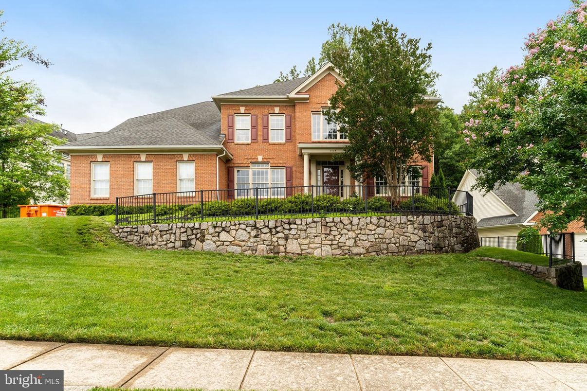 Backyard, Exterior, Facade, Brick Facade, Brick Traditional