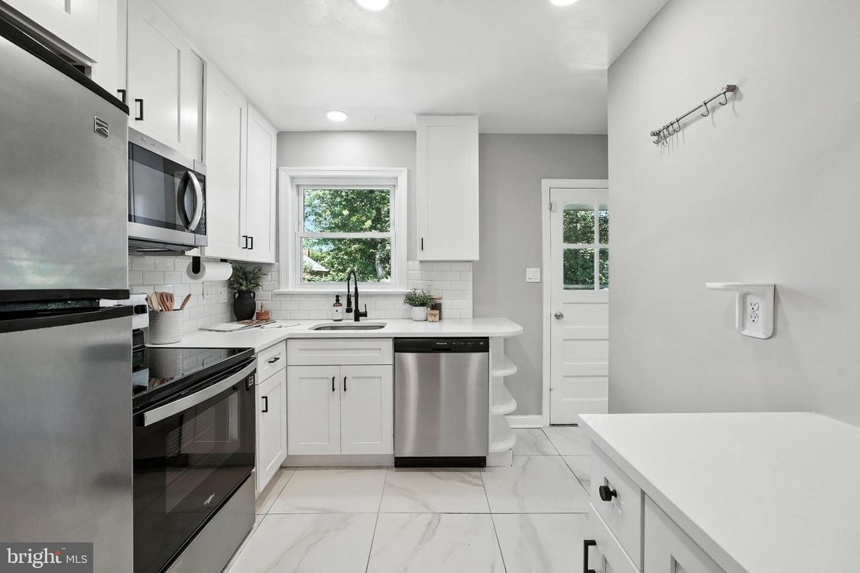 Interior, Kitchen, Marble, Recessed Lighting, Stainless Steel Appliances