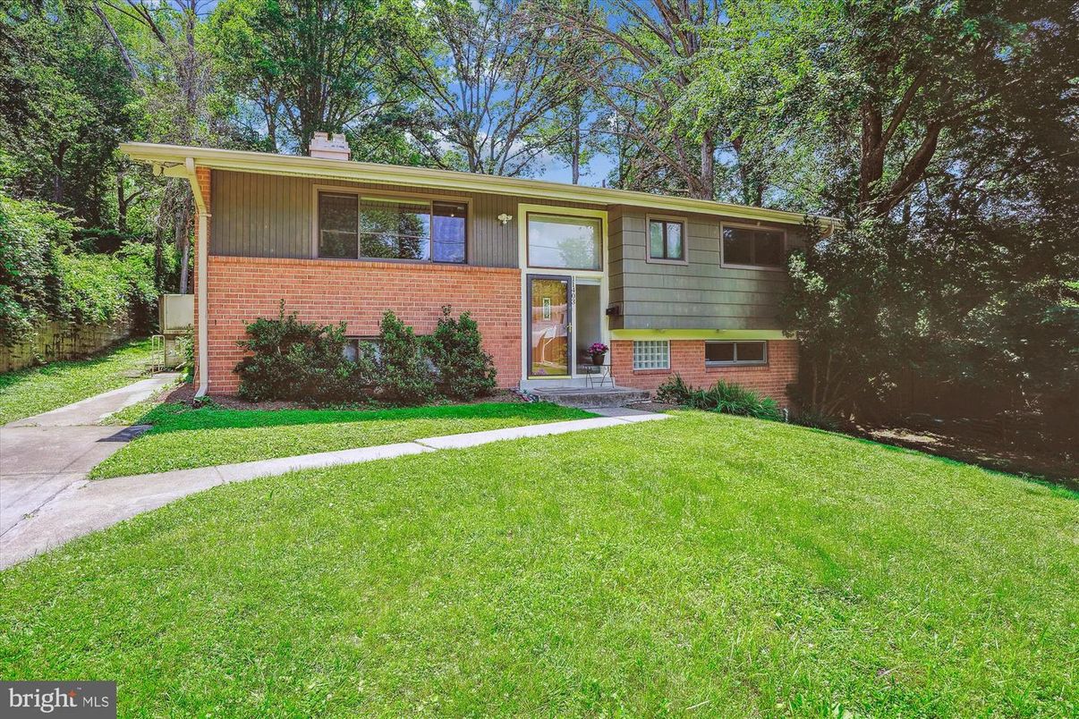 Exterior, Facade, Brick Facade, Raised Ranch