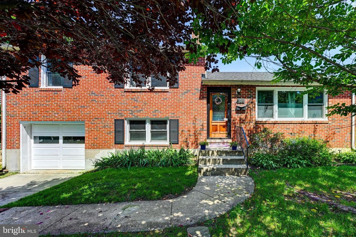 Attached, Exterior, Facade, Brick Facade, Cape Cod