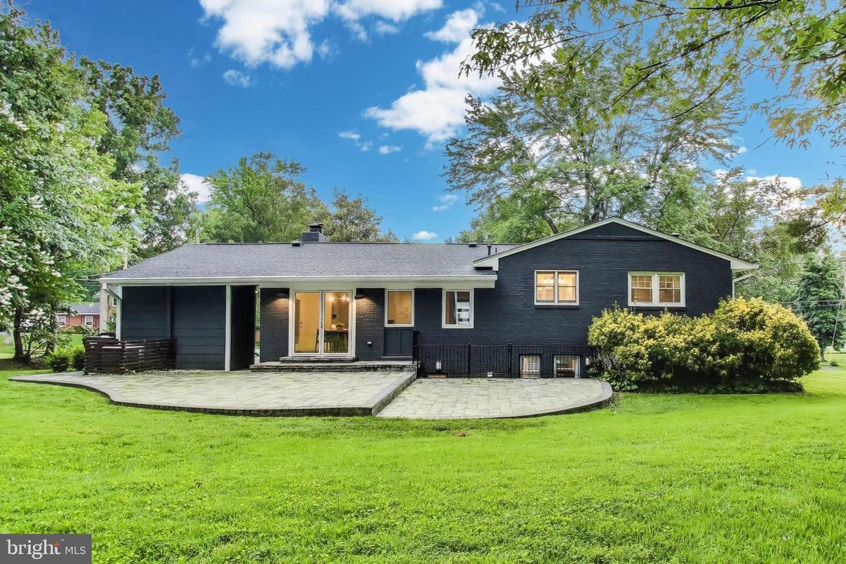 Backyard, Exterior, Facade, Split Level