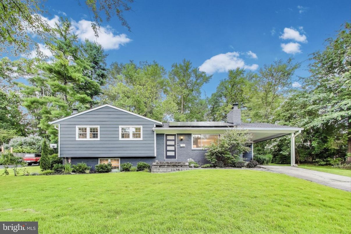 Backyard, Exterior, Facade, Split Level