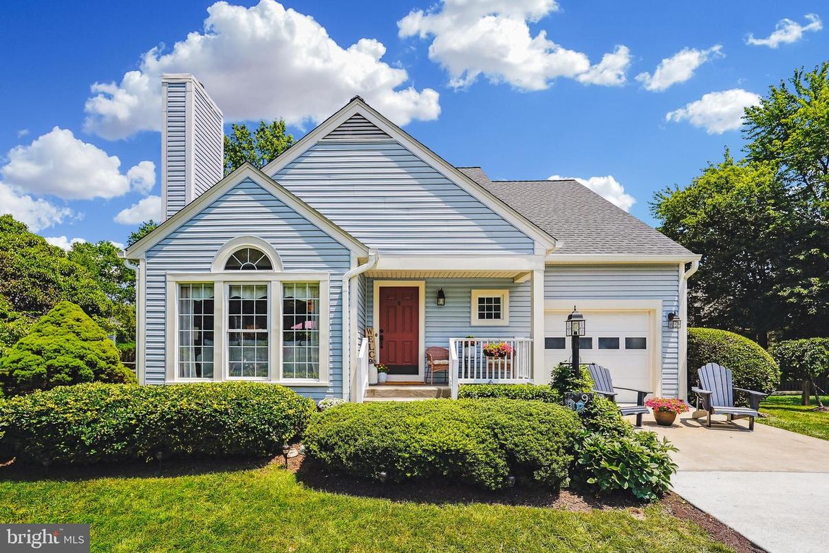 Attached, Exterior, Facade, Farmhouse