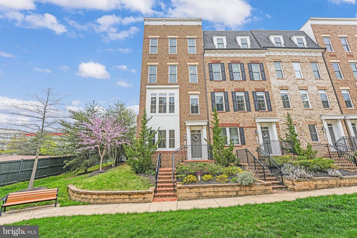 Exterior, Facade, Brick Facade, Rowhouse
