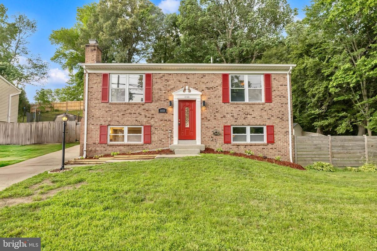 Exterior, Facade, Brick Facade, Raised Ranch