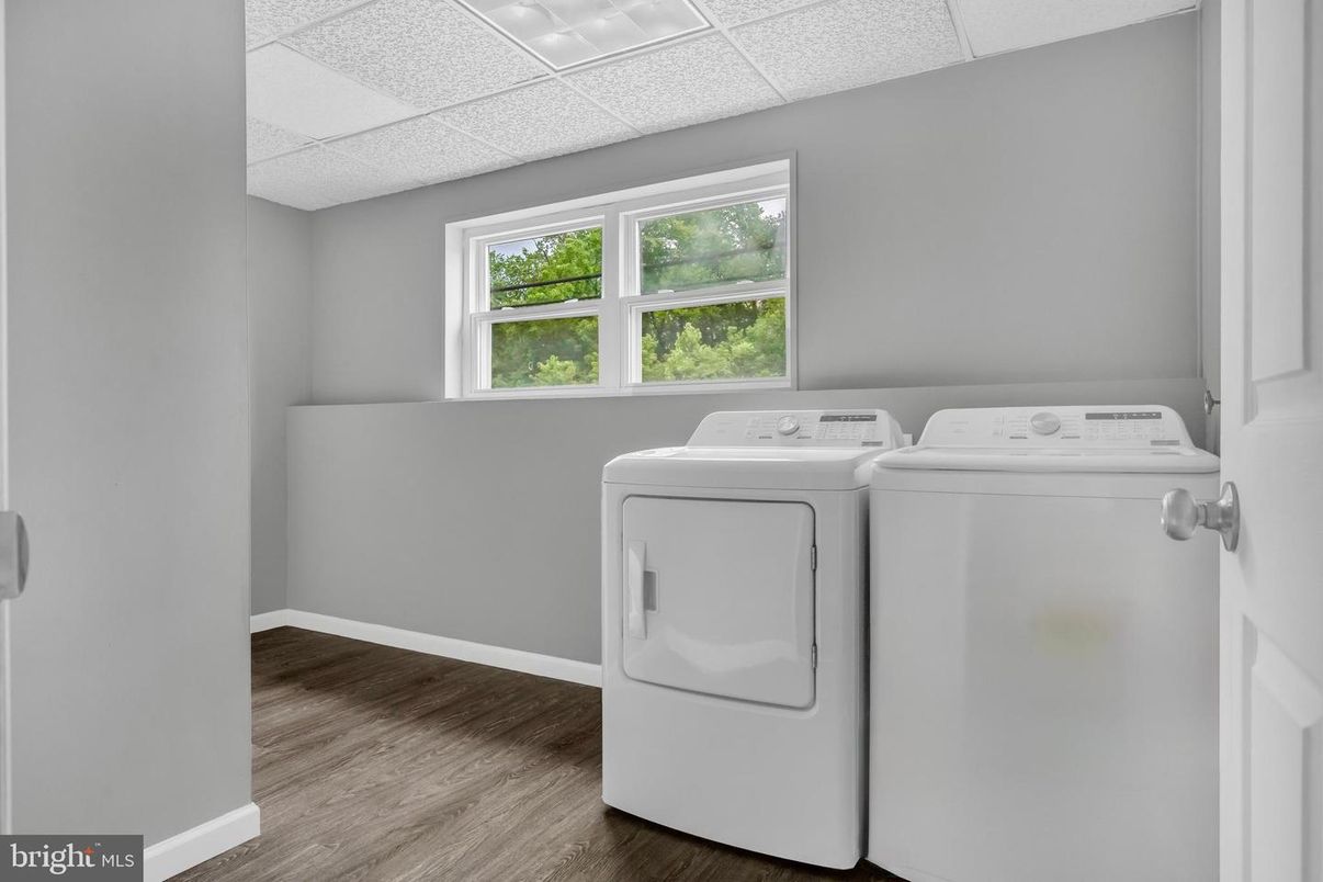 Interior, Washer, Wood Texture Flooring