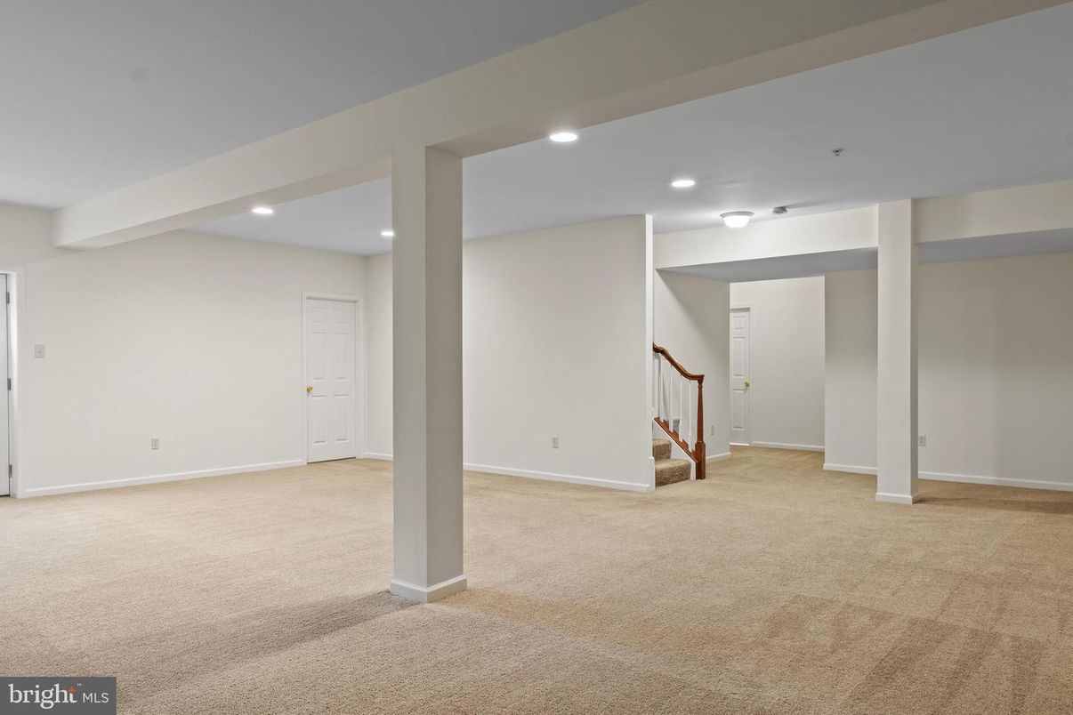 Empty room, Interior, Recessed Lighting