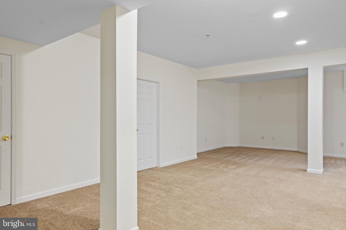 Empty room, Interior, Recessed Lighting