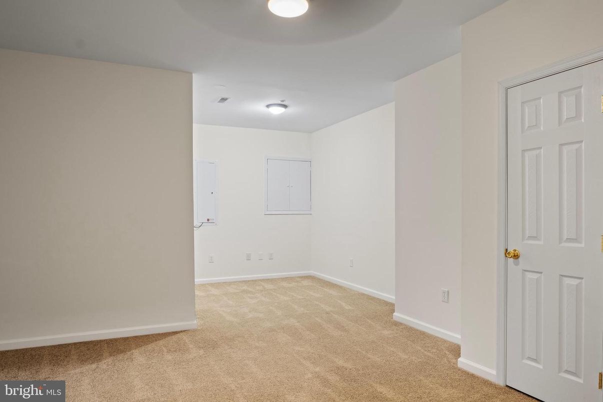 Empty room, Interior