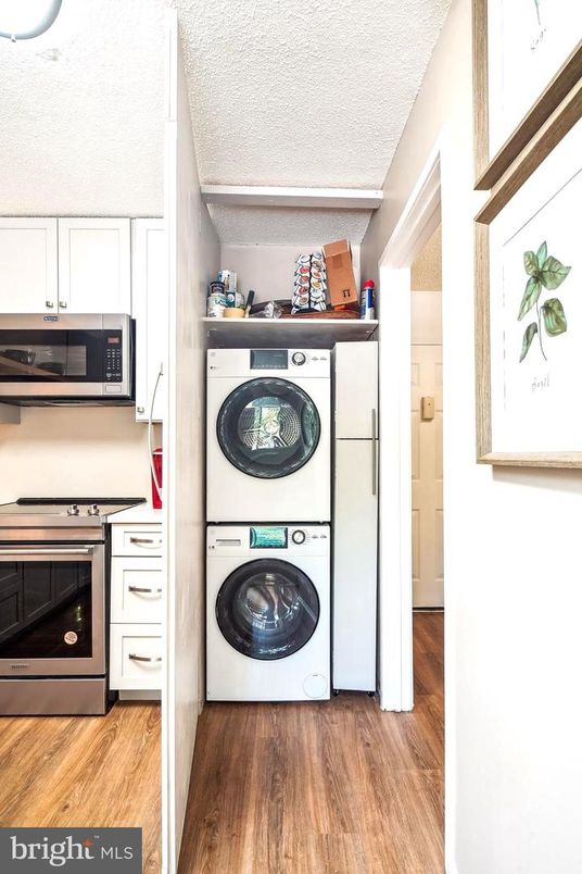 Interior, Kitchen, Utility Closets, Washer, Wood Texture Flooring