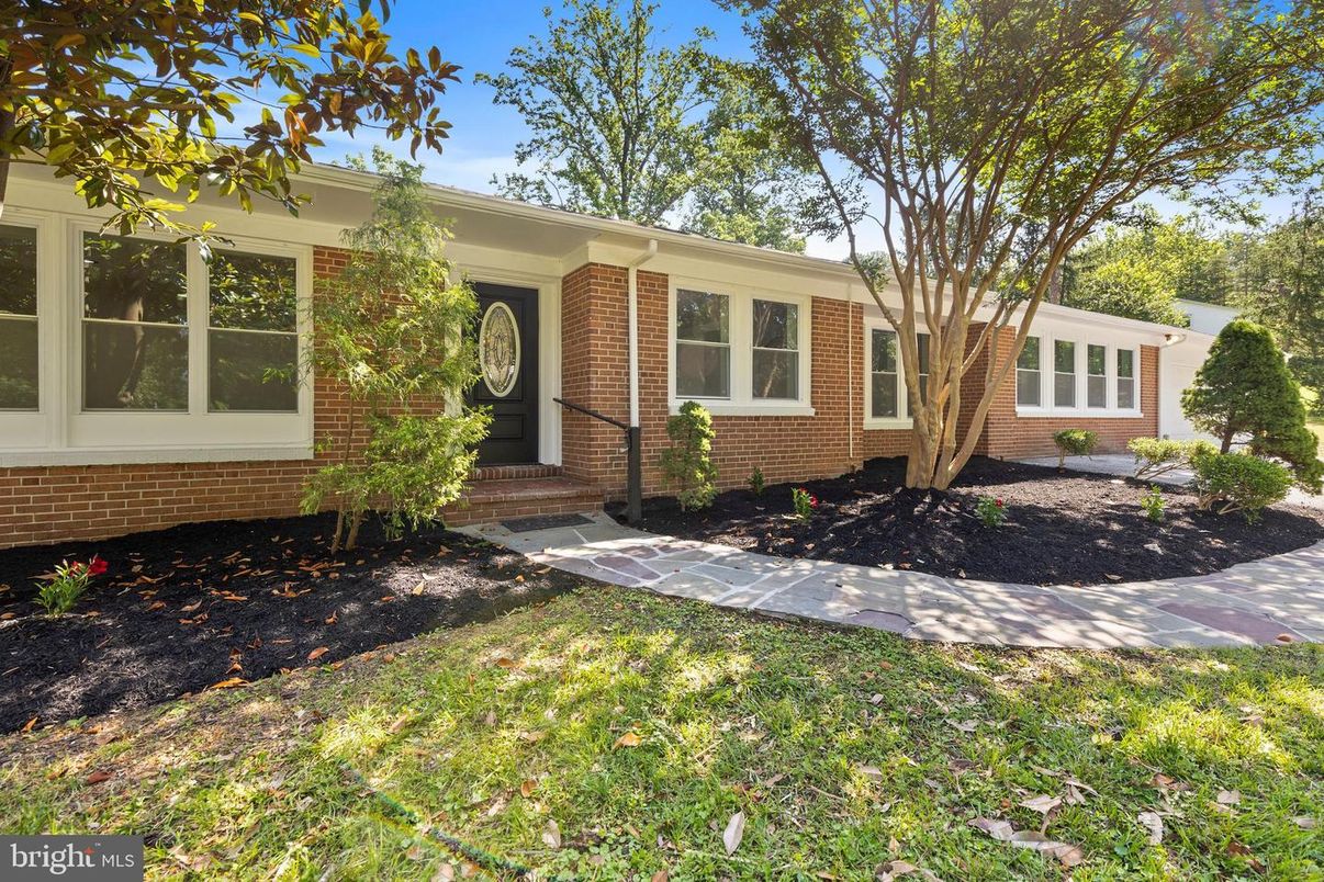 Exterior, Facade, Brick Facade, Ranch