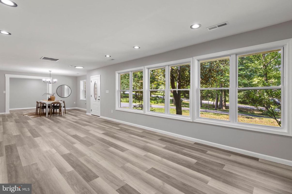 Chandelier, Dining room, Interior, Recessed Lighting, Wood Texture Flooring